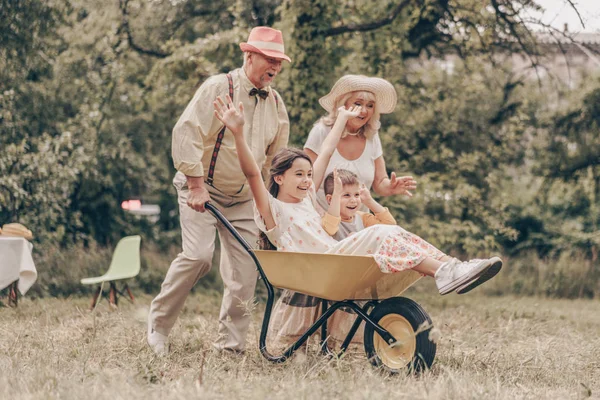 Grand Parents Dans Parc Avec Des Petits Enfants Jouant Avec — Photo