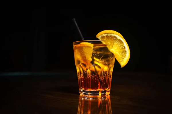 Verse Cocktail Een Zwarte Achtergrond Alcoholische Cocktail Een Zwarte Achtergrond — Stockfoto