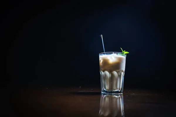 Ízletes Kávé Koktél Krém Menta Levelek Ellen Sötét Háttér — Stock Fotó