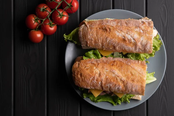 Sandwich Baguette Con Tomates Sobre Fondo Oscuro Madera Cocina Delicioso — Foto de Stock