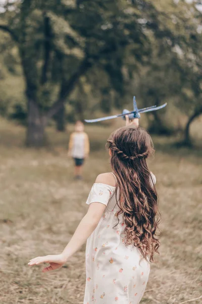 Jong Lachend Meisje Lanceert Vliegtuig Park Bij Zonsondergang Vrolijk Gelukkig — Stockfoto