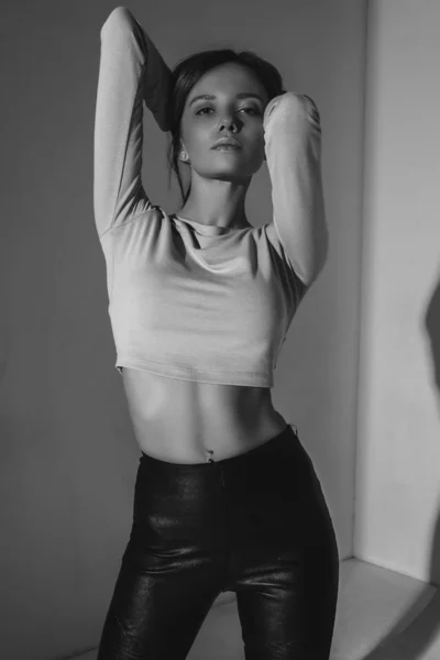 Sexy Femme Chaude Pantalon Cuir Reglan Posant Studio Sur Fond — Photo