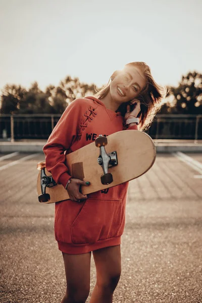 Potret Kecantikan Gadis Aktif Dengan Skateboard Jalan Dekat Parkir Matahari — Stok Foto