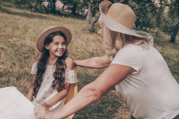 Enfant Heureux Regarde Une Femme Âgée Vieille Dame Debout Avec — Photo