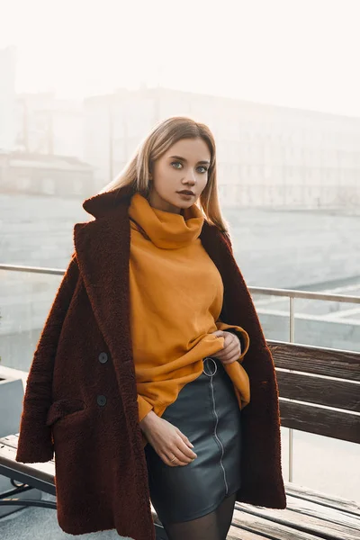 Una Hermosa Joven Rubia Camina Por Las Calles Ciudad Sonriendo — Foto de Stock