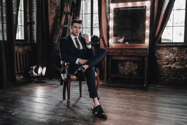 Mode Luxus Mann Sitzt Auf Stuhl Stylischer Geschäftsmann Vollem Anzug — Stockfoto