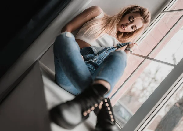 Sexy Donna Moda Con Labbra Aperte Guardando Altrove Indossa Maglione — Foto Stock