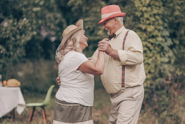 Grand Père Aux Yeux Heureux Regarde Grand Mère Dans Les — Photo