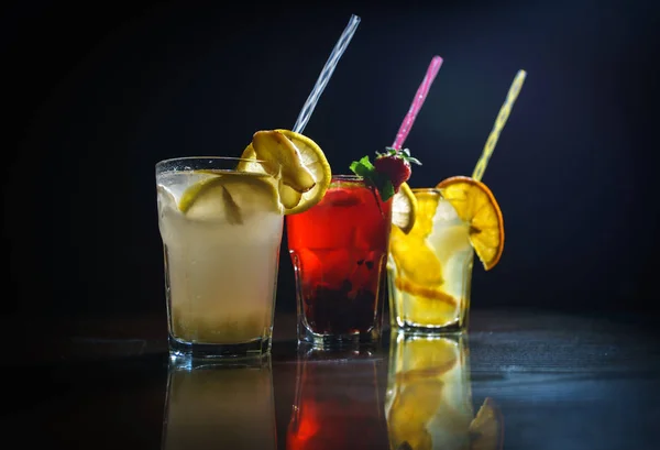 Verse Cocktail Een Zwarte Achtergrond Alcoholische Cocktail Een Zwarte Achtergrond — Stockfoto