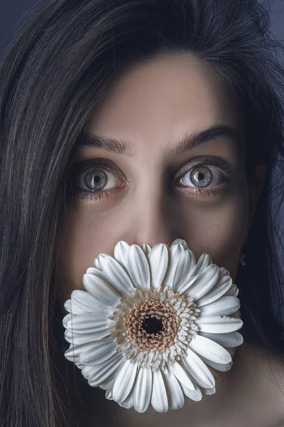 Cantik Seperti Bunga Wanita Muda Yang Menarik Dengan Bunga Menutupi — Stok Foto