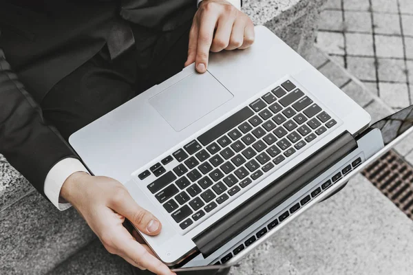 Tutup Multitasking Pria Menggunakan Laptop Menghubungkan Wifi Jalanan Kota Perkotaan — Stok Foto