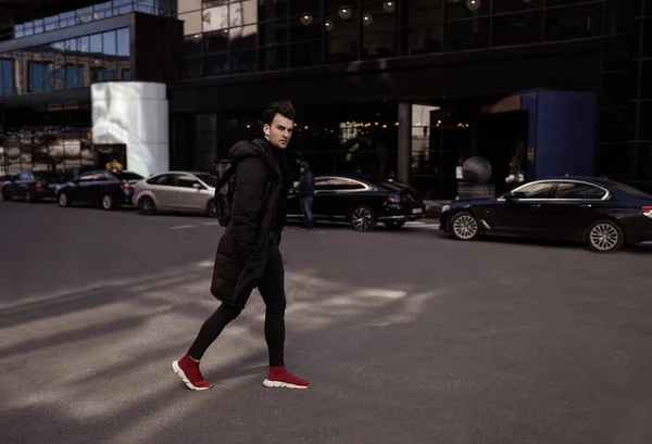 Jonge Man Die Weg Van Stad Straat Oversteken Dragen Zwarte — Stockfoto