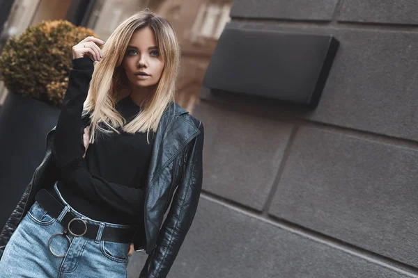 Mulher Beleza Elegante Roupas Casuais Andando Estrada Rua Cidade Retrato — Fotografia de Stock