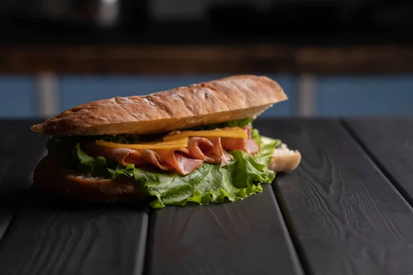 Vers Ontbijt Baguette Toast Met Tomaten Keuken Zwarte Tafel Sandwich — Stockfoto