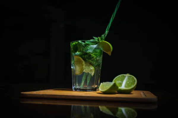 Frischer Cocktail Auf Schwarzem Hintergrund Alkoholischer Cocktail Auf Schwarzem Hintergrund — Stockfoto