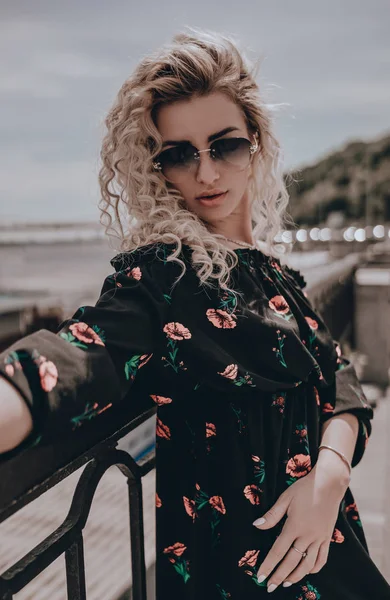 Mädchen Uniform Mode Junge Blonde Frau Posiert Urbanen Stil Stilvolles — Stockfoto