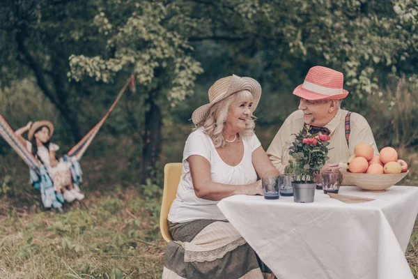 Bonne Relation Vieux Couple Des Petits Grands Parents Souriants Sont — Photo