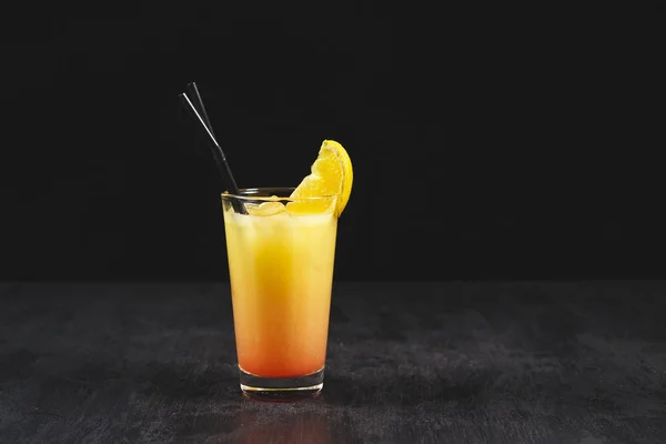 Verse Cocktail Een Zwarte Achtergrond Alcoholhoudende Dranken Vruchten Niet Alcoholische — Stockfoto