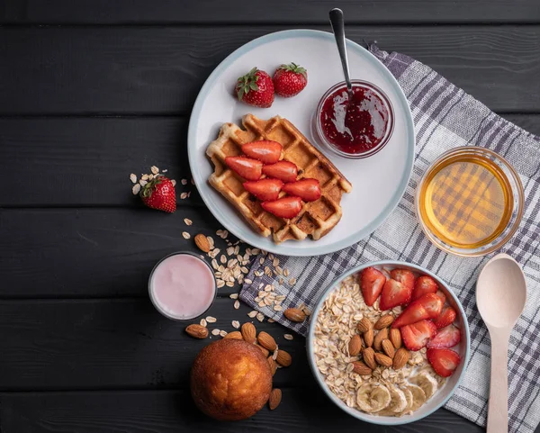 Comida Saudável Pequeno Almoço Granola Com Leite Frutas Nozes Sobremesa — Fotografia de Stock
