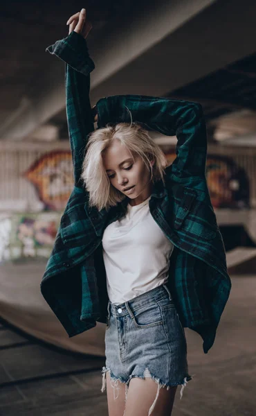 Sexy Trendige Hübsche Blonde Mädchen Posiert Städtischen Hintergrund Verführerisch Stilvolle — Stockfoto