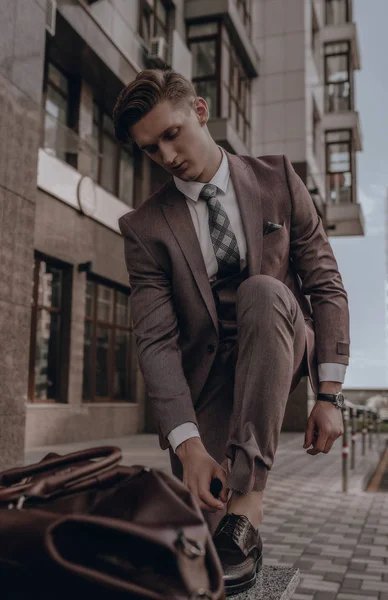 Modern Adamı Kentin Arka Planında Tam Takım Elbiseli Kendinden Emin — Stok fotoğraf