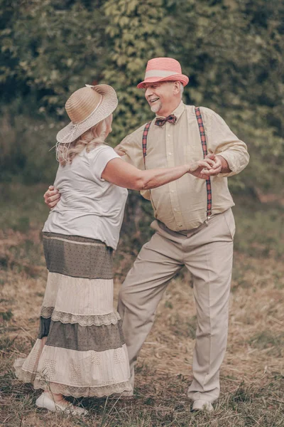 Happy Couple Oldies Dancing Park Grandfather Looks Grandmother Eyes Remember — Stock Photo, Image