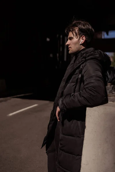 Молодой Модный Стильный Мужчина Позирует Улице Черной Куртке Брюках Красных — стоковое фото