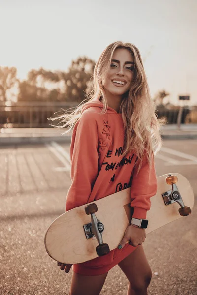 Positives Mädchen Das Mit Skateboard Urbanem Roten Kapuzenpulli Auf Der — Stockfoto