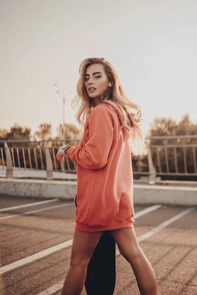 Urban Elegante Bella Ragazza Con Cappuccio Rosso Skateboard Piedi Sulla — Foto Stock