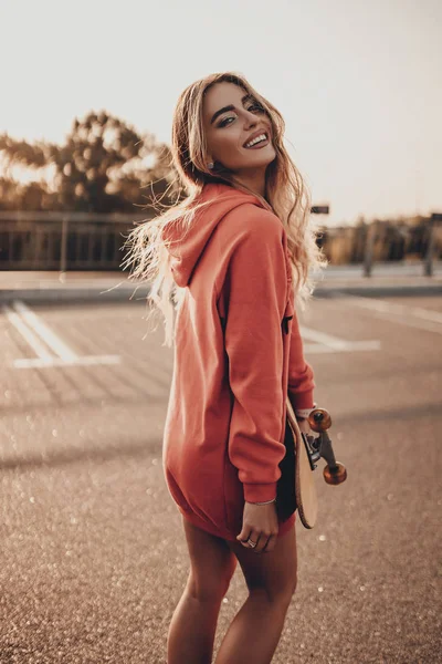Positief Meisje Loopt Straat Met Skateboard Urban Red Hoodie Gelukkig — Stockfoto