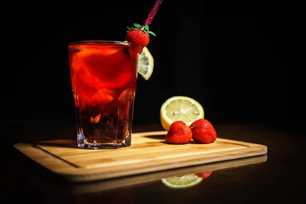 Verse Cocktail Een Zwarte Achtergrond Alcoholische Cocktail Een Zwarte Achtergrond — Stockfoto