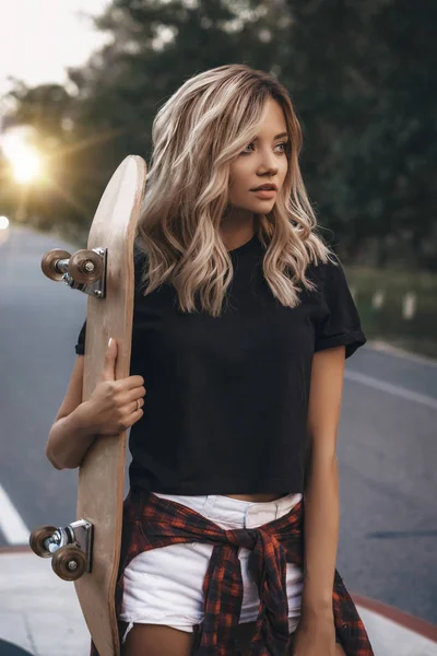 Belle Fille Heureuse Avec Skateboard Amusez Vous Sur Rue Ville — Photo