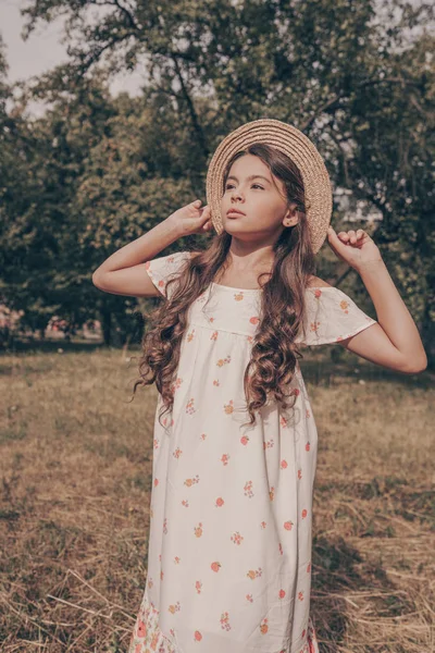 Krásný Portrét Mladé Dívky Krásnou Tváří Oblečený Kostýmech Klobouku Sluneční — Stock fotografie