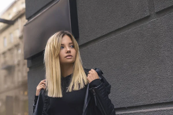 Mulher Beleza Elegante Roupas Casuais Andando Estrada Rua Cidade Retrato — Fotografia de Stock