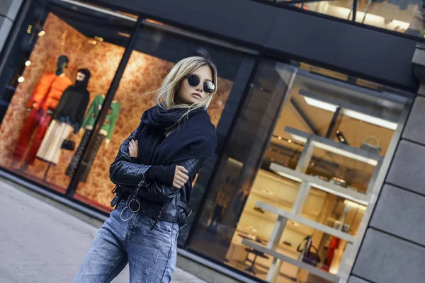 Mulher Beleza Elegante Roupas Casuais Andando Estrada Rua Cidade Retrato — Fotografia de Stock