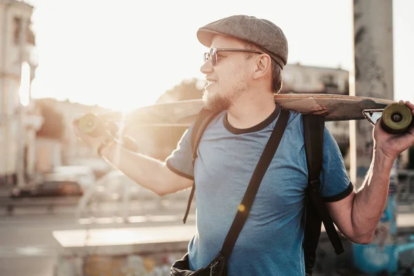 Portrait Bel Homme Aux Lunettes Soleil Chemise Bleue Chapeau Soir — Photo