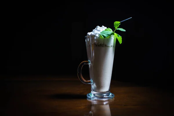 Kaffeegetränke Auf Schwarzem Hintergrund Kaffee Auf Einem Schwarzen Tisch Kalter — Stockfoto