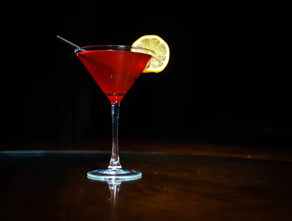 Verse Cocktail Een Zwarte Achtergrond Alcoholische Cocktail Een Zwarte Achtergrond — Stockfoto