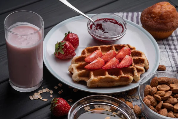 Böğürtlenli ve fındıklı ev yapımı waffle 'lar. Tatlı tatlı. Lezzetli yemek.