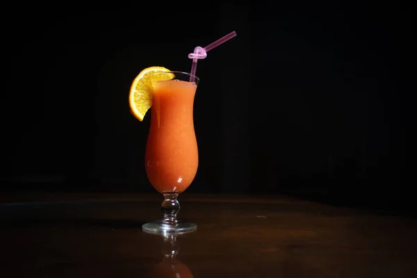 Verse Cocktail Een Zwarte Achtergrond Alcoholische Cocktail Een Zwarte Achtergrond — Stockfoto