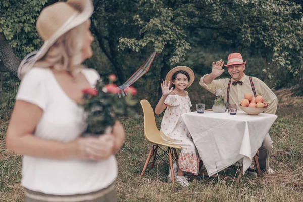 Grand Père Petite Fille Sont Assis Table Saluent Grand Mère — Photo