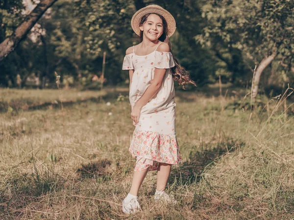 Schoonheid Modern Meisje Portret Het Park Draagt Hoed Zonnejurk Een — Stockfoto