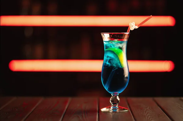 Frischer Blauer Cocktail Auf Neonfarbenem Hintergrund Alkoholischer Cocktail Fruchtcocktail Ohne — Stockfoto