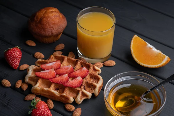 Delicioso Pequeno Almoço Doce Waffle Belgas Com Baga Comida Fresca — Fotografia de Stock