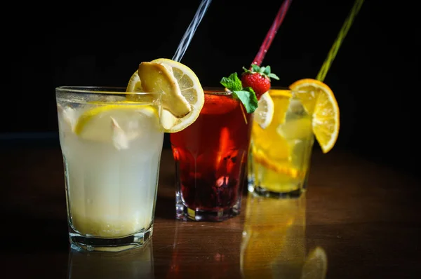 Verse Cocktail Een Zwarte Achtergrond Alcoholische Cocktail Een Zwarte Achtergrond — Stockfoto