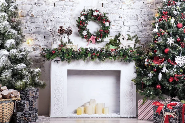 新年を飾る クリスマスの装飾とインテリア明るい部屋 ギフトボックス ガーランドの休日で飾られた暖炉 お祝いの写真 — ストック写真