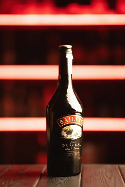 Kiev Ucrânia 2019 Baileys Garrafa Vidro Creme Fundo Néon Escuro — Fotografia de Stock