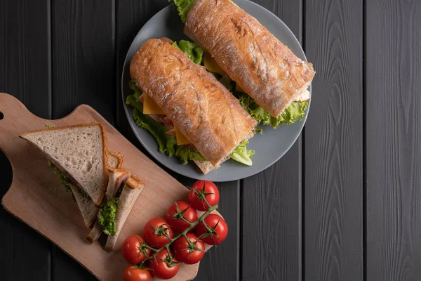 Peynirli Baget Domatesli Sandviç Taze Lezzetli Öğle Yemeği Siyah Arka — Stok fotoğraf