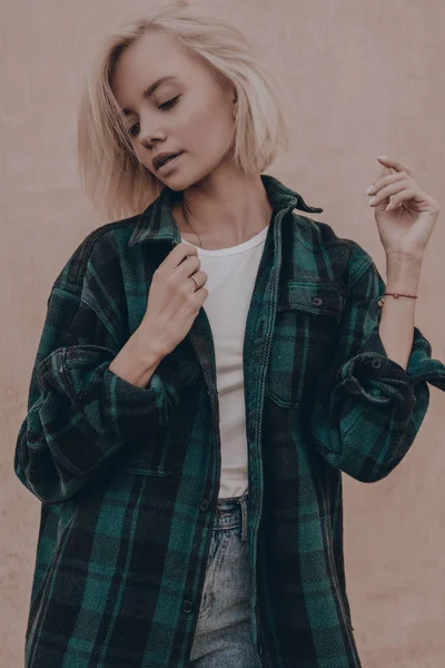 Uwodzicielski Portret Seksownej Blondynki Młoda Kobieta Model Casual Ubrania Stylowe — Zdjęcie stockowe