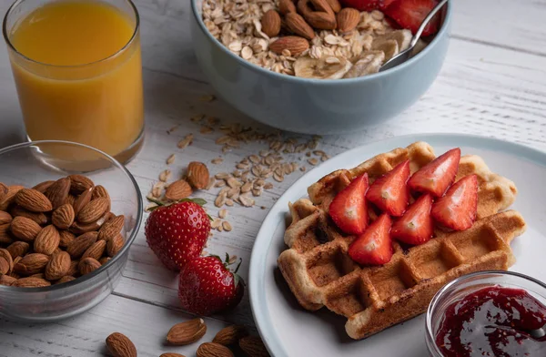 Pequeno Almoço Tradicional Com Waffle Belgas Aveia Com Baga Refeição — Fotografia de Stock